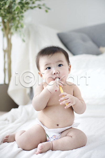 귀여움 남자 남자아기만 남자아기한명만 동양인 사람 아기 아기만 한국인 한명 JPG 포토 기저귀 담요 들기 먹기 숟가락 스튜디오촬영 실내 앉기
