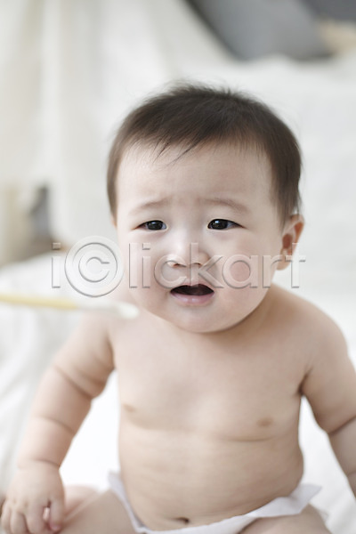 귀여움 남자 남자아기만 남자아기한명만 동양인 사람 아기 아기만 한국인 한명 JPG 포토 기저귀 스튜디오촬영 실내 앉기 울음