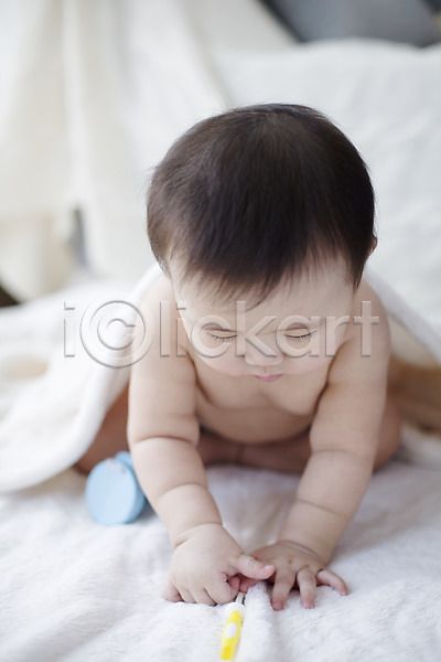 귀여움 남자 남자아기만 남자아기한명만 동양인 사람 아기 아기만 한국인 한명 JPG 아웃포커스 포토 놀이 담요 숟가락 스튜디오촬영 실내 앉기
