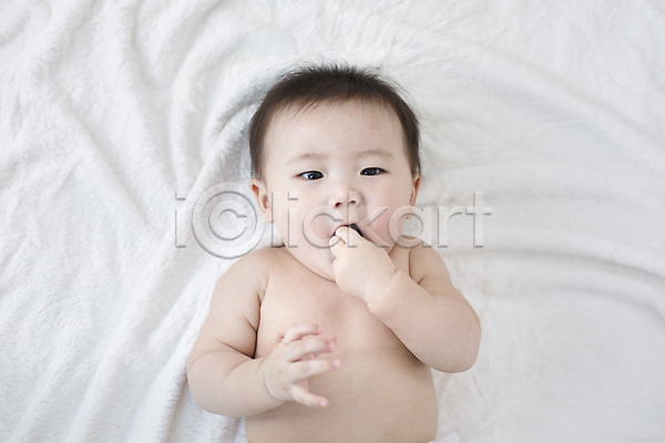 귀여움 남자 남자아기만 남자아기한명만 동양인 사람 아기 아기만 한국인 한명 JPG 포토 눕기 담요 스튜디오촬영 실내
