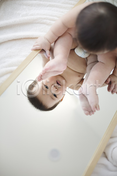 귀여움 남자 남자아기만 남자아기한명만 동양인 사람 아기 아기만 한국인 한명 JPG 포토 거울 기저귀 스튜디오촬영 실내 앉기