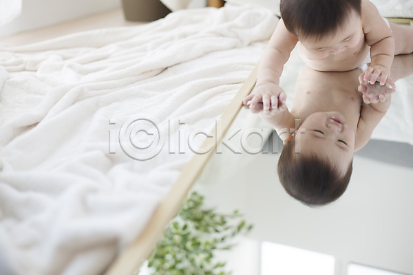 귀여움 남자 남자아기만 남자아기한명만 동양인 사람 아기 아기만 한국인 한명 JPG 포토 거울 스튜디오촬영 실내 앉기