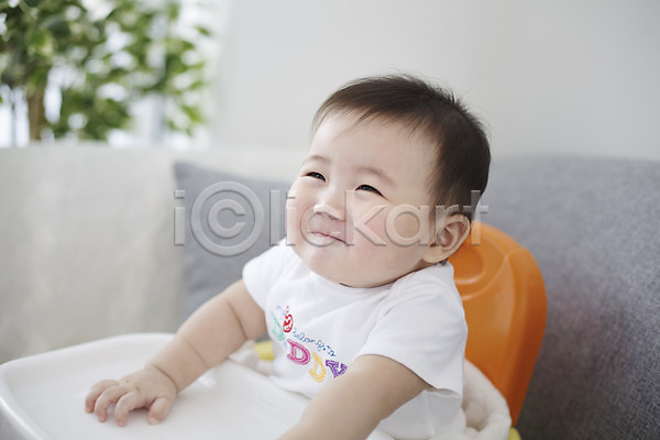 귀여움 남자 남자아기만 남자아기한명만 동양인 사람 아기 아기만 한국인 한명 JPG 포토 스튜디오촬영 식탁 실내 아기의자 앉기 웃음 의자