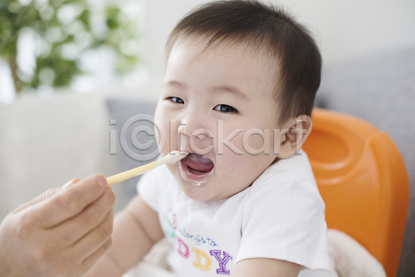 귀여움 남자 남자아기만 남자아기한명만 동양인 사람 아기 아기만 한국인 한명 JPG 포토 먹기 숟가락 스튜디오촬영 실내 아기의자 음식 이유식