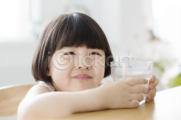 동양인 사람 소녀(어린이) 소녀한명만 어린이 여자 한국인 한명 JPG 앞모습 포토 가족라이프 들기 딸 딸바보 라이프스타일 마시기 모션 미소(표정) 상반신 스튜디오촬영 실내 앉기 우유 의자 책상 컵