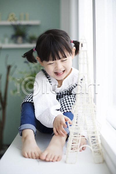 귀여움 천진난만 동양인 사람 소녀(어린이) 소녀한명만 어린이 여자 한국인 한명 JPG 앞모습 포토 가족라이프 딸 딸바보 라이프스타일 모션 모형 미소(표정) 스튜디오촬영 실내 앉기 에펠탑 전신 창가