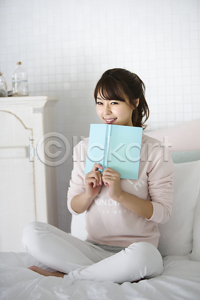 휴식 20대 동양인 사람 성인 성인여자한명만 여자 청년만 청년여자만 청년여자한명만 한국인 한명 JPG 앞모습 포토 독서 들기 라이프스타일 모션 미소(표정) 실내 앉기 우먼라이프 전신 책 침대 침실