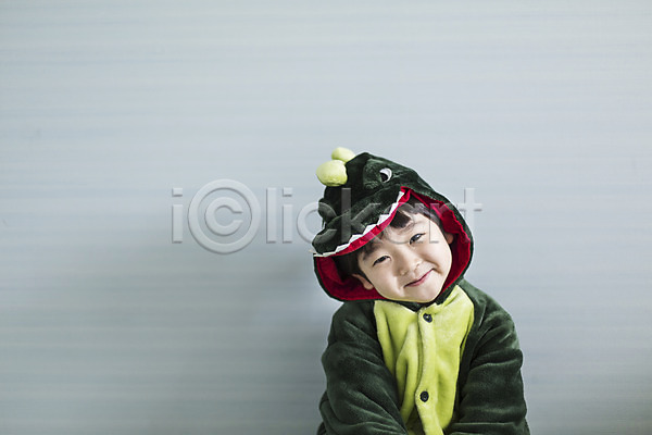 남자 동양인 사람 소년 소년한명만 어린이 한국인 한명 JPG 앞모습 포토 가족라이프 공룡 동물옷 라이프스타일 모션 미소(표정) 상반신 서기 실내 아들 옷 잠옷