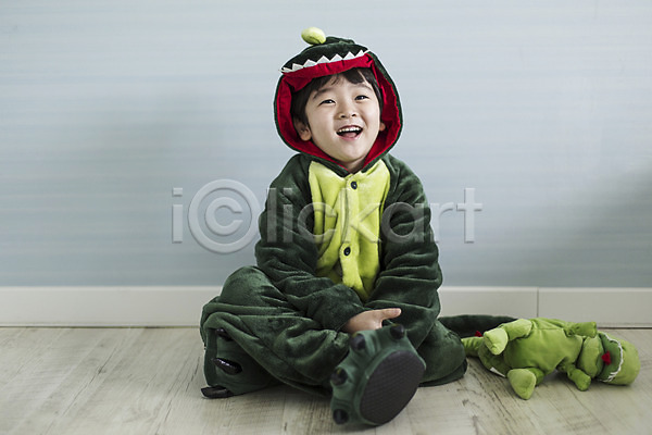 남자 동양인 사람 소년 소년한명만 어린이 한국인 한명 JPG 앞모습 포토 가족라이프 공룡 동물옷 라이프스타일 모션 미소(표정) 실내 아들 앉기 옷 인형 잠옷 전신