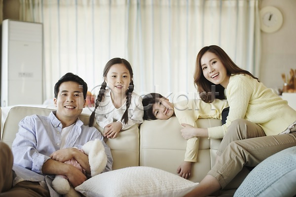 휴식 30대 남자 동양인 사람 성인 어린이 여러명 여자 한국인 JPG 앞모습 포토 가족 가족라이프 거실 남매 들기 딸 라이프스타일 모션 미소(표정) 상반신 소파 실내 아들 아빠 앉기 엄마 에어컨 인형 쿠션