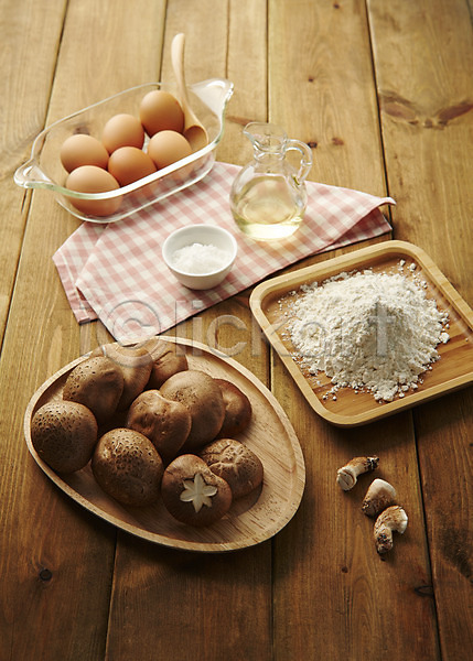 사람없음 JPG 포토 계란 그릇 레시피 밀가루 버섯 숟가락 스튜디오촬영 식재료 실내 유리병 음식 쟁반 천(직물) 표고버섯
