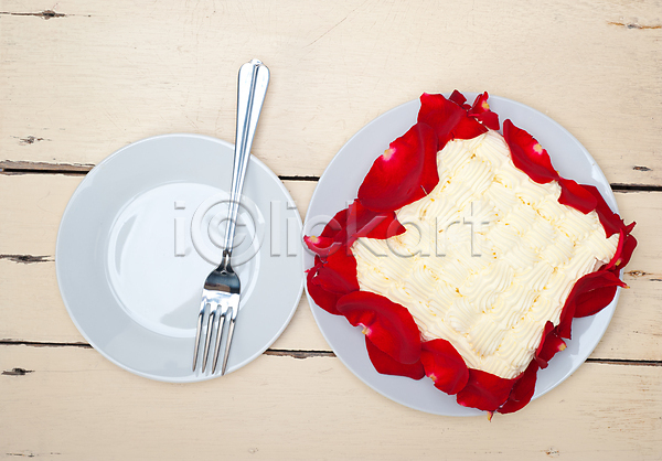 달콤 사람없음 JPG 포토 해외이미지 꽃잎 나무배경 생크림 장미 접시 케이크 포크