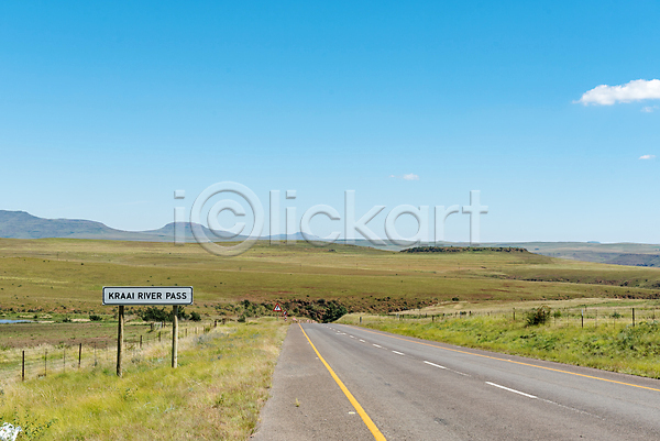 사람없음 JPG 포토 해외이미지 가을(계절) 남아프리카 노란색 도로 맑음 산 시골 아스팔트(도로) 아프리카 언덕 여행 자연 초록색 파란색 표지판 풍경(경치) 해외202004 햇빛 회색 흰색
