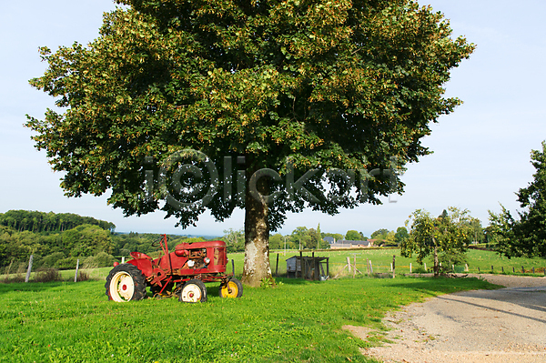 사람없음 JPG 포토 해외이미지 구름(자연) 기계 나무 내추럴 농경지 농업 농장 마을 밭 밭일 산업 수확 숙성 시골 야외 여름(계절) 옛날 자연 장비 직업 초록색 트랙터 풍경(경치) 프랑스 프랑스어 해외202004 환경