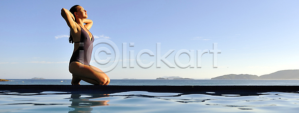 자유 행복 휴식 사람 성인 여자 한명 JPG 포토 해외이미지 가장자리 건강 라이프스타일 무료 물 바다 반사 산 선탠 수영 수영복 스파 쌓기 야외 음료 자연 카피스페이스 파라다이스 파란색 해외202004 해외포토 휴가 휴양지 흰색