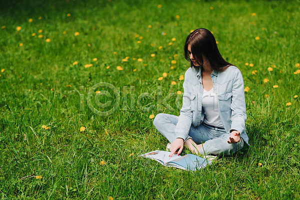 자유 행복 휴식 백인 사람 여자 한명 JPG 포토 해외이미지 갈색머리 공원 교육 꽃 노란색 독서 라이프스타일 모델 민들레 밭 봄 생각 앉기 야외 여름(계절) 읽기 자연 잔디 책 초록색 학생 해외202004 휴가