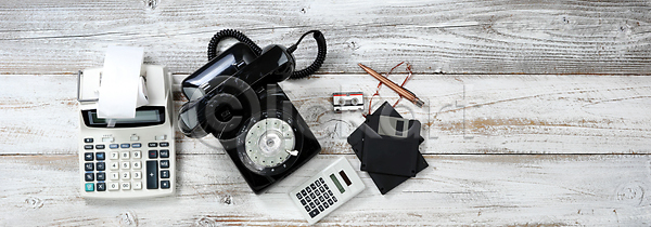 소통 사람없음 JPG 포토 해외이미지 계산기 골동품 다이얼 머리위 백그라운드 복고 비즈니스 상점 수확 스마트폰 시골 역사 옛날 유행 자료 전화기 책상 카피스페이스 컨셉 컴퓨터 테이프 해외202004 해외포토 회계 흰색