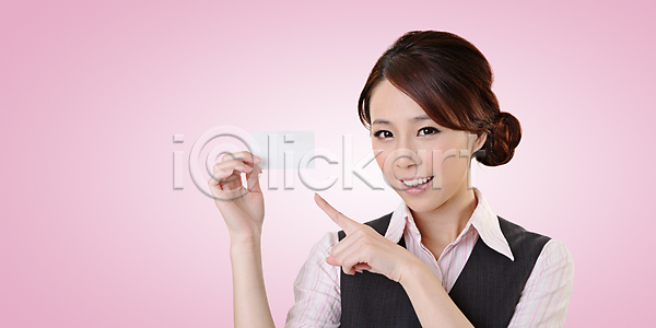 기쁨 행복 화려 동양인 사람 여자 한명 JPG 포토 해외이미지 공백 광고판 동쪽 메시지 발표 배너 보여주기 비즈니스 비즈니스우먼 사인 시트 신용카드 아시아 얼굴 업무 우주 응시 일본 종이 중국 직업 카피스페이스 클리핑패스 패턴 포스터 한국 해외202004 해외포토 흰색