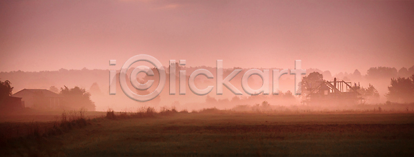 사람없음 JPG 포토 해외이미지 9월 가을(계절) 건물 나무 마을 목재 밭 빨간색 새벽 숲 아침 안개 여행 주택 초록색 타운 파노라마 폴란드 풍경(경치) 해외202004