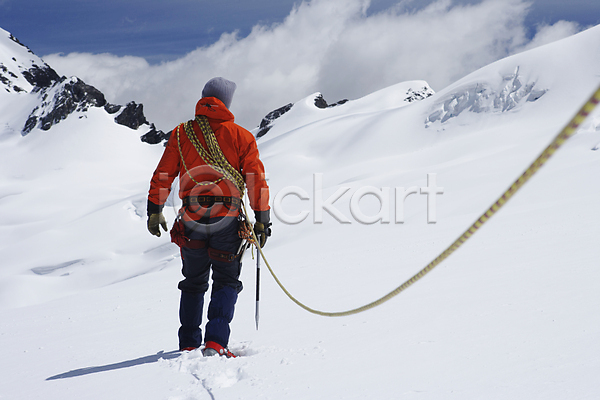 20대 남자 백인 사람 성인 성인남자한명만 한명 JPG 뒷모습 포토 해외이미지 걷기 겨울 겨울옷 뉴질랜드 등산 밧줄 산 서기 설산 야외 잡기 장비 전신 주간 탐험 트래킹 하이커 하이킹 해외202004