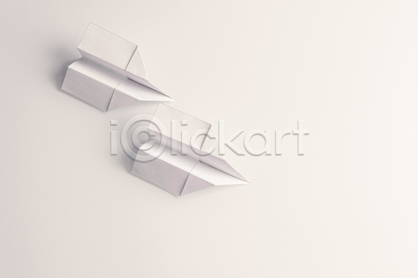 사람없음 JPG 포토 해외이미지 두개 실내 종이 종이비행기 해외202004 흰배경