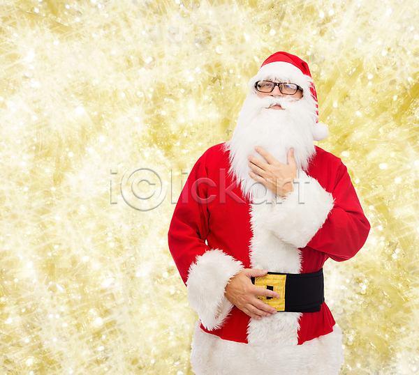 축하 행복 남자 사람 한명 JPG 포토 해외이미지 12월 겨울 계절 노란색 놀람 미소(표정) 백그라운드 벨트 빨간색 산타클로스 수염 안경 옛날 전등 전통 캐릭터 캡모자 크리스마스 파티 해외202004 황금 휴가