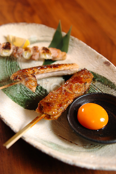 사람없음 JPG 근접촬영 아웃포커스 포토 계란 구이 꼬치 꼬치구이 닭고기 육류 음식 일본음식 접시 채소