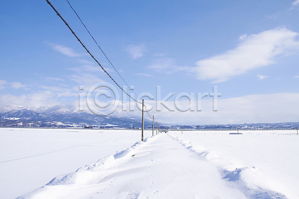 사람없음 JPG 포토 겨울 겨울풍경 계절 구름(자연) 눈(날씨) 산 설원 야외 원근감 자연 전봇대(시설물) 전선 주간 풍경(경치) 하늘
