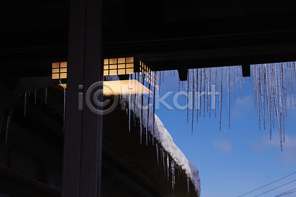 사람없음 JPG 포토 건축물 겨울 겨울풍경 계절 고드름 구름(자연) 기둥 눈(날씨) 야외 얼음 자연 자연현상 조명 주간 처마 풍경(경치) 하늘