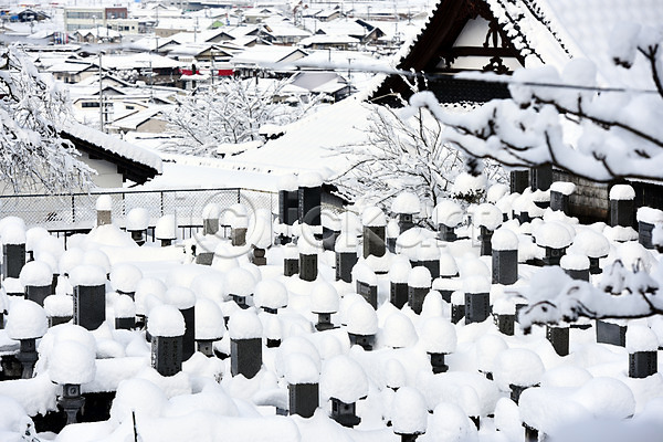 사람없음 JPG 포토 건물 겨울 겨울풍경 계절 눈(날씨) 마을 무덤 비석 아시아 야외 일본 주간 주택 풍경(경치) 해외풍경
