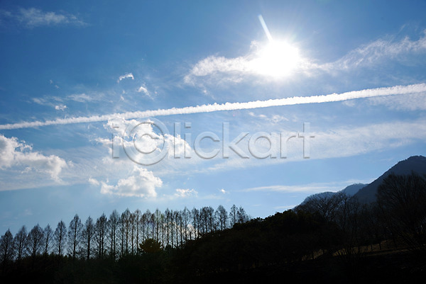 사람없음 JPG 포토 구름(자연) 나무 비행운 산 식물 야외 자연 주간 태양 풍경(경치) 하늘 햇빛