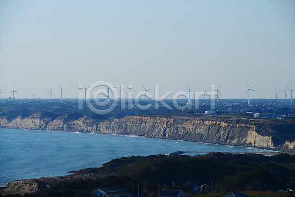 사람없음 JPG 포토 그린에너지 바다 발전소 야외 에너지 자연 절벽 주간 풍경(경치) 풍력에너지 풍차 하늘 해변