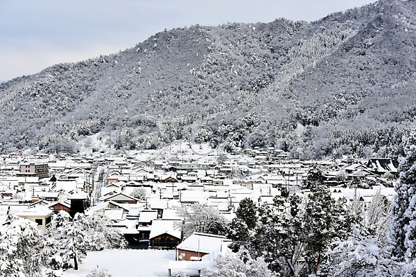 사람없음 JPG 포토 건물 겨울 겨울풍경 계절 나무 눈(날씨) 마을 산 식물 야외 자연 주간 주택 풍경(경치)