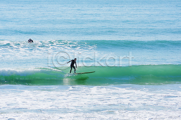 두명 사람 JPG 포토 레저 바다 서퍼 서핑 서핑보드 야외 주간 파도 풍경(경치) 해변