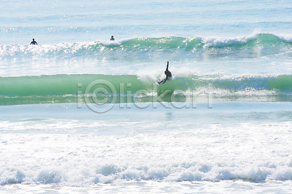 사람 세명 JPG 포토 레저 바다 서퍼 서핑 서핑보드 야외 주간 파도 풍경(경치) 해변