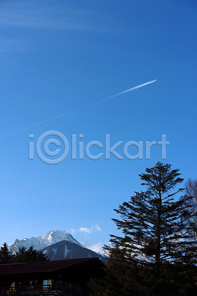 사람없음 JPG 포토 구름(자연) 나무 눈(날씨) 비행운 산 식물 아시아 야외 일본 자연 주간 풍경(경치) 하늘 해외풍경
