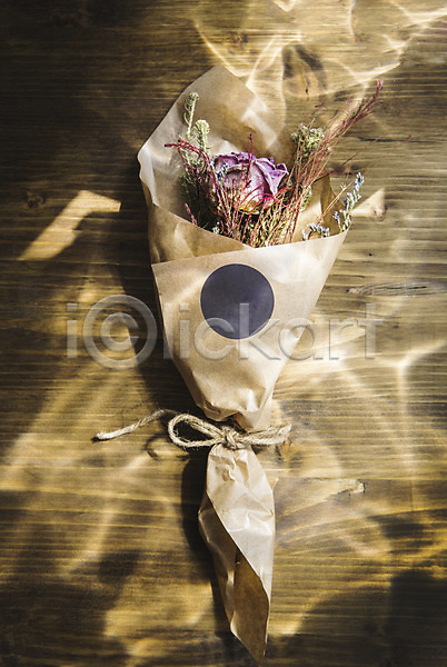 사람없음 JPG 포토 꽃 꽃다발 꽃백그라운드 나무바닥 노끈 드라이플라워 스튜디오촬영 식물 실내 장미