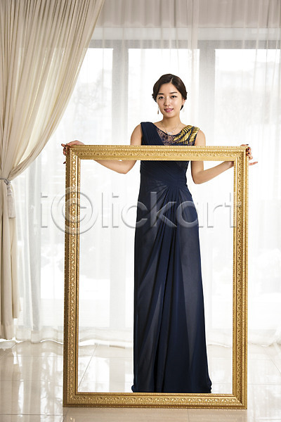 섹시 우아함 20대 동양인 사람 성인 성인여자한명만 여자 청년만 청년여자만 청년여자한명만 한국인 한명 JPG 포토 드레스 서기 실내 액자틀 커튼 틀 프레임