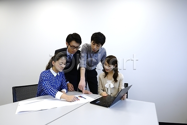 열정 남자 동양인 사람 성인 성인만 여러명 여자 일본인 JPG 포토 노트북 문서 비즈니스 비즈니스맨 비즈니스우먼 실내 의자 정장 종이 책상 회의 회의실