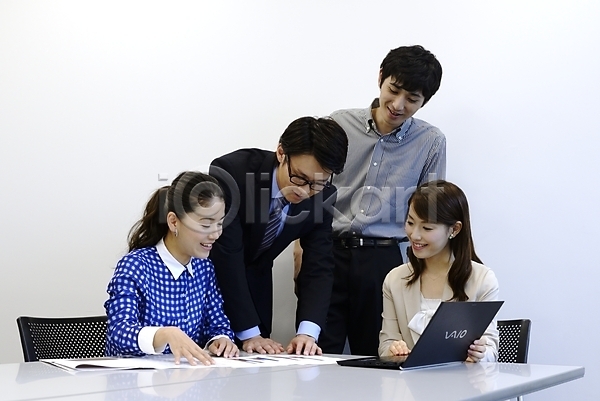 열정 남자 동양인 사람 성인 성인만 여러명 여자 일본인 JPG 포토 노트북 리더 문서 비즈니스 비즈니스맨 비즈니스우먼 실내 의자 정장 종이 책상 팀장 회의 회의실