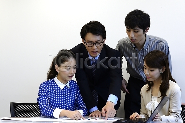 열정 남자 동양인 사람 성인 성인만 여러명 여자 일본인 JPG 포토 노트북 문서 비즈니스 비즈니스맨 비즈니스우먼 실내 의자 정장 종이 책상 회의 회의실