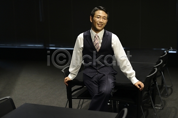 열정 남자 남자만 남자한명만 동양인 사람 성인 성인남자만 성인만 일본인 한명 JPG 포토 걸터앉기 다리꼬기 비즈니스 비즈니스맨 사무실 실내 안경 의자 정장 책상 회의실
