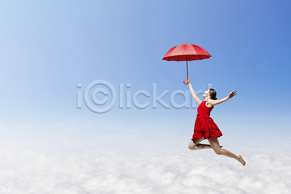 설레임 여유 자유 동양인 사람 성인 성인만 성인여자만 여자 여자만 여자한명만 한국인 한명 JPG 디지털합성 편집이미지 공중부양 구름(자연) 디지털아트 우산 하늘