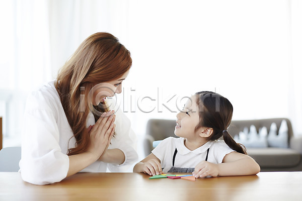 함께함 행복 화목 30대 동양인 두명 사람 성인 성인만 성인여자만 여자 여자만 장년만 장년여자만 한국인 JPG 앞모습 옆모습 포토 가족 가족라이프 놀이 딸 라이프스타일 마주보기 모녀 모션 미소(표정) 상반신 색종이 손짓 스튜디오촬영 실내 앉기 엄마 접기 종이접기 탁자