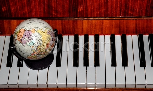 사람없음 JPG 포토 실내 지구본 피아노(악기) 피아노건반 피아니스트 해외202004