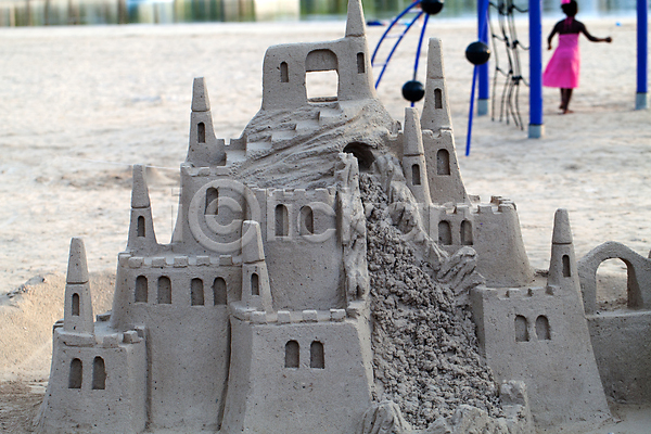 복제 사람없음 JPG 포토 해외이미지 건물 건축양식 공상 놀이 모래 모래사장 미술 스페인 여름(계절) 조각 취급주의 탑 해변 해외202004 휴가