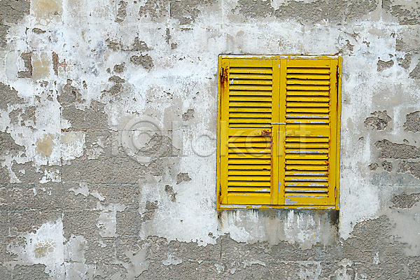 사람없음 JPG 포토 해외이미지 건물 건축양식 그런지 노란색 도시 목재 묘사 바위 벽 보안 셔터 옛날 외관 주택 창문 프레임 해외202004