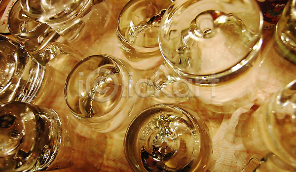 사람없음 JPG 포토 해외이미지 가로 많음 물 바 백그라운드 식당 안경 액체 유리 음료 제비 주방 주택 책상 컵 탁자 해외202004