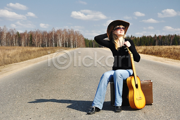 여유 성인 성인여자한명만 여자 한명 JPG 앞모습 포토 해외이미지 기타 기타리스트 도로 앉기 여행가방 음악 전신 하늘 해외202004