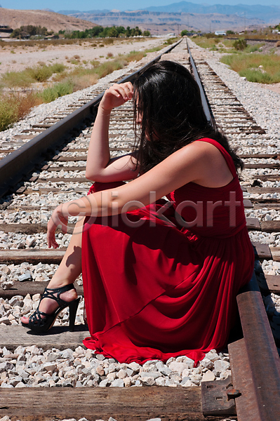 한명 JPG 포토 해외이미지 기차 드레스 모델 바위 생각 선로 신발 실크 앉기 야외 유행 해외202004